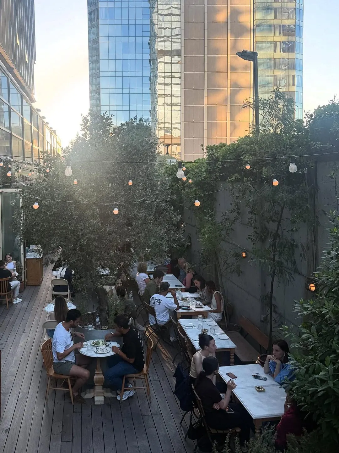 The ordinary refettorio and bar — Bomonti (5/7)