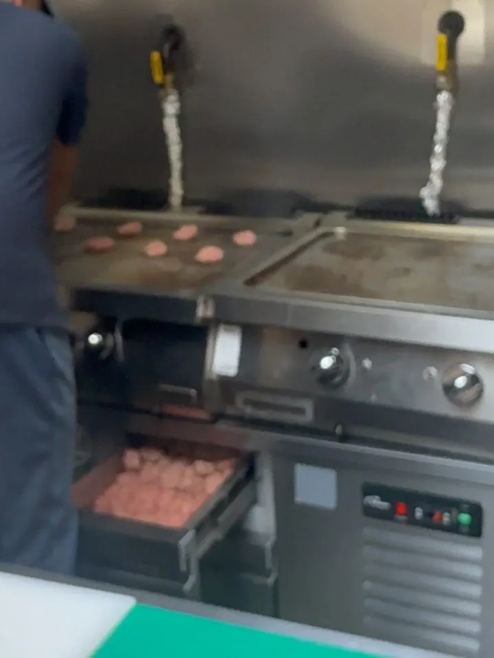 Supernormal Burger Etiler — Etiler (4/10)