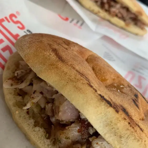 Ozzie's 1968 Kokoreç Foodtruck — Taksim · İstanbul